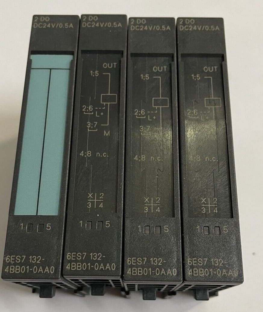 4xSIEMENS Simatic S7 Digitalausgabe 6ES7 132-4BB01-0AA0